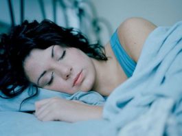 Какая поза во сне поможет очистить мозг от лишних отходов