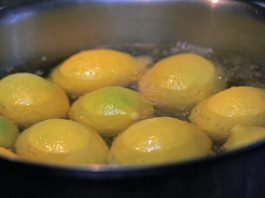 Сварите лимоны вечером и пейте жидкость, когда проснетесь…Вы будете потрясены результатами