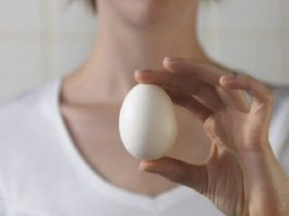 Избавиться от папиллом вам поможет обыкновенное куриное яйцо